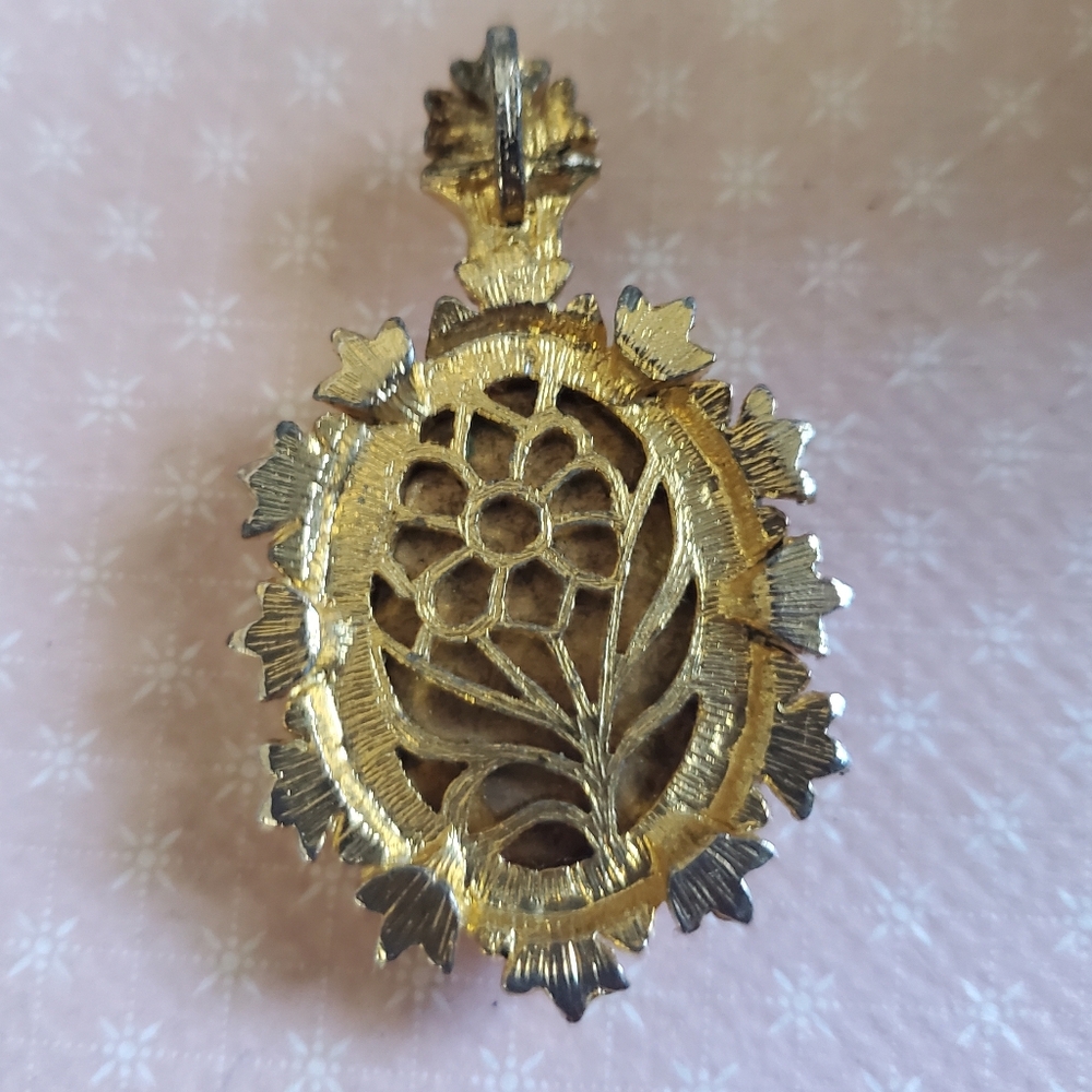 Frosted Gold Plate Cameo Pendant - Picture 3 of 6